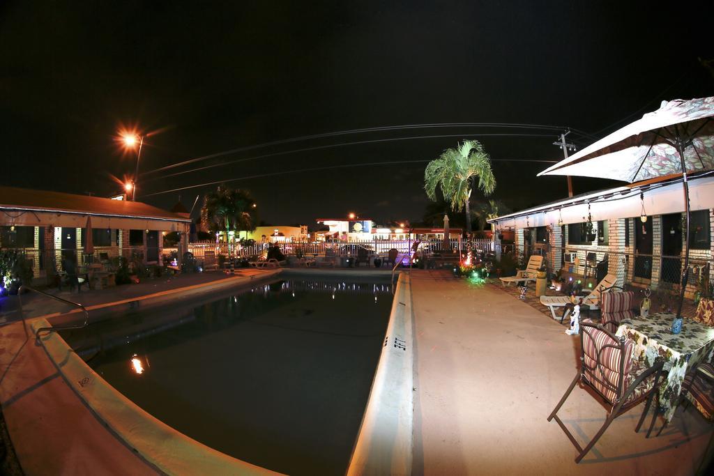 Adobe Hacienda Motel Hollywood Exterior photo