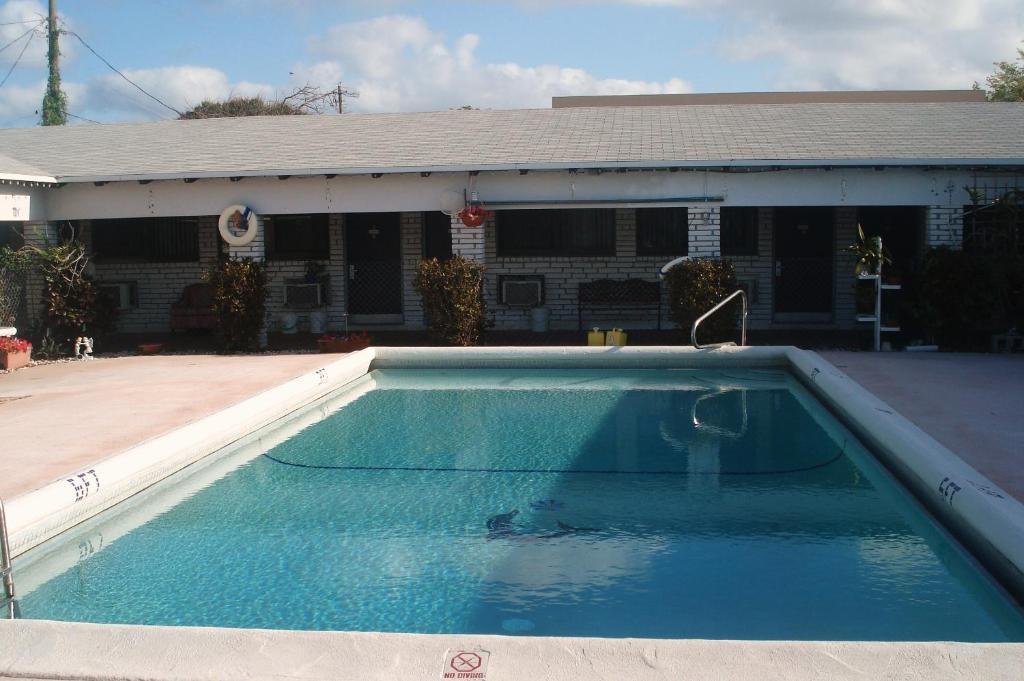 Adobe Hacienda Motel Hollywood Exterior photo