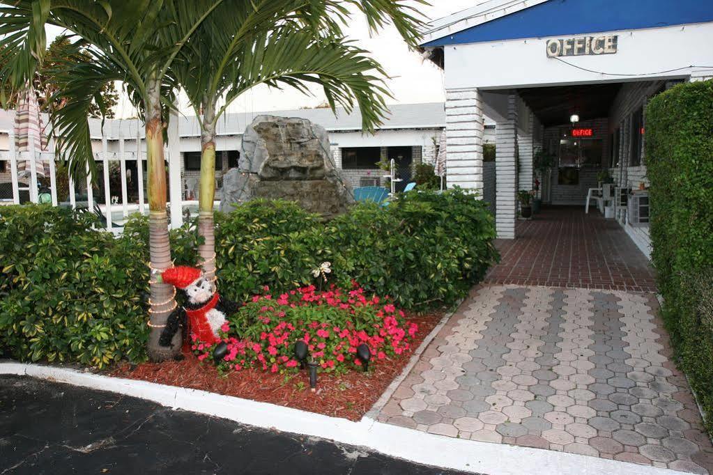 Adobe Hacienda Motel Hollywood Exterior photo